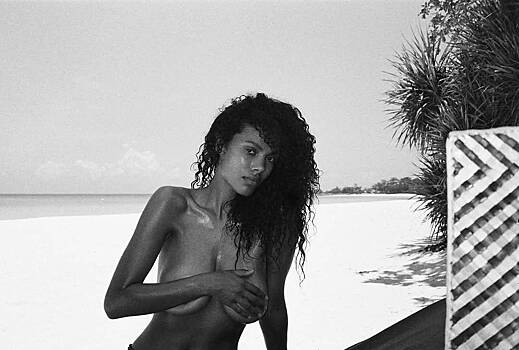 Бывшая жена Венсана Касселя отдохнула топлес