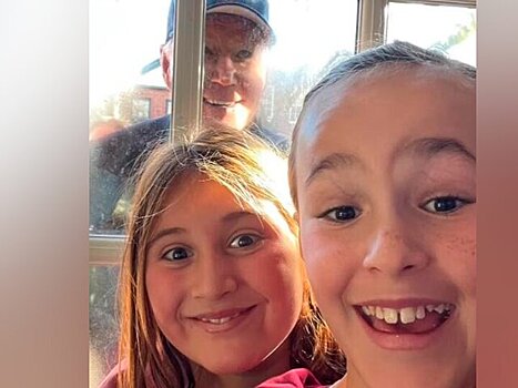 В США раскритиковали Байдена за его "пугающее" селфи с двумя маленькими девочками
