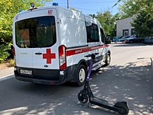В Волгоградской области мужчина на электросамокате врезался в скорую