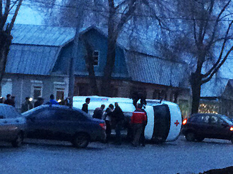 На пересечении Пролетарской и Октябрьской перевернулась скорая