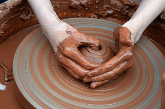 «Примерно год я крутила как сумасшедшая!» Гончарный круг перевернул жизнь россиян. Как они стали зарабатывать на нем состояния?