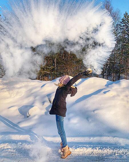 Суть "Дубакчелленджа" в том, чтобы сделать фотографию, где снег будто бы застывает над головой.