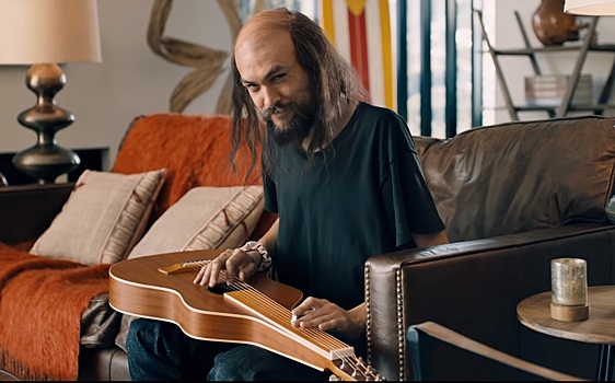 Джейсон Момоа сбросил парик и кубики пресса и стал тощим и лысым в рекламе ипотеки