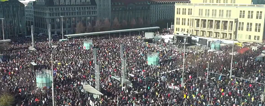 В Германии тысячи людей протестуют против нового локдауна