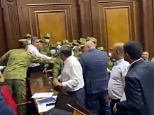 Армянские депутаты устроили потасовку и забросали друг друга бутылками
