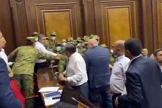 Армянские депутаты устроили потасовку и забросали друг друга бутылками