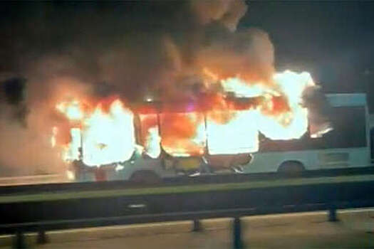 В Санкт-Петербурге автобус полностью сгорел на Кольцевой автодороге