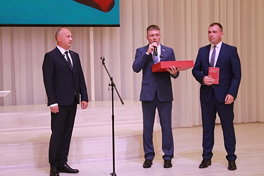 Российскому мэру на инаугурации подарили кнут и пряник. Он придумал им применение