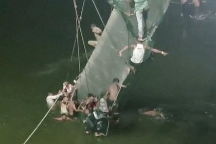 При обрушении моста в Индии погибли 90 человек