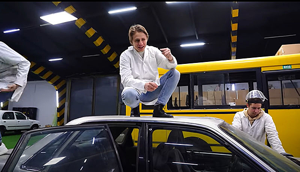 Новосибирский блогер-экспериментатор раздавил гигантскими резинками автомобиль