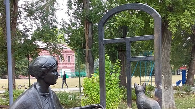 Саратовский памятник «Позвони маме» восстановили после атаки вандалов