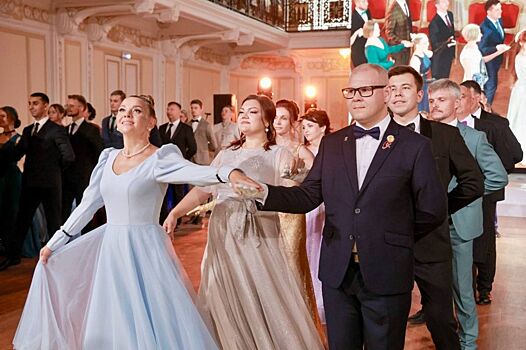 Учительский бал прошел в Гербовом зале нижегородской ярмарки