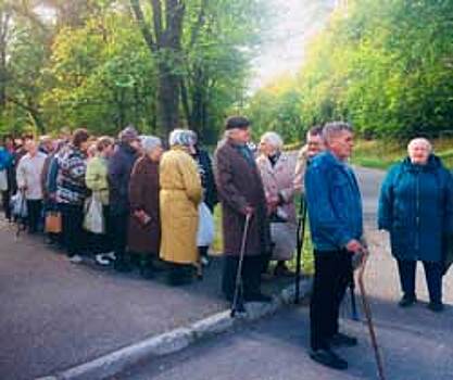 Жители Озерска запустили акцию: каждый вторник они покупают полсотни продуктовых пакетов и раздают их нищим