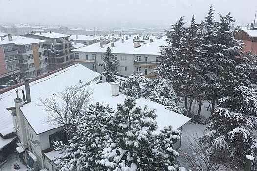 Мощный снегопад обрушился на Турцию, закрыт аэропорт в Стамбуле