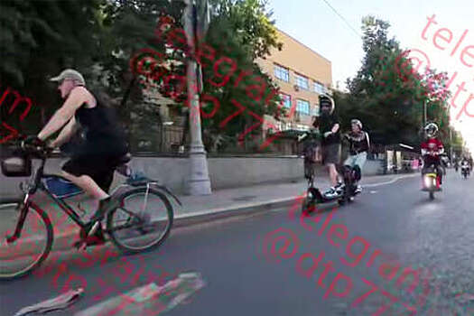 В Москве на видео попало, как моноколесники разлетелись по дороге после удара