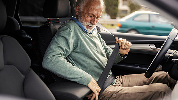Пенсионерам в России хотят запретить выдачу водительских прав