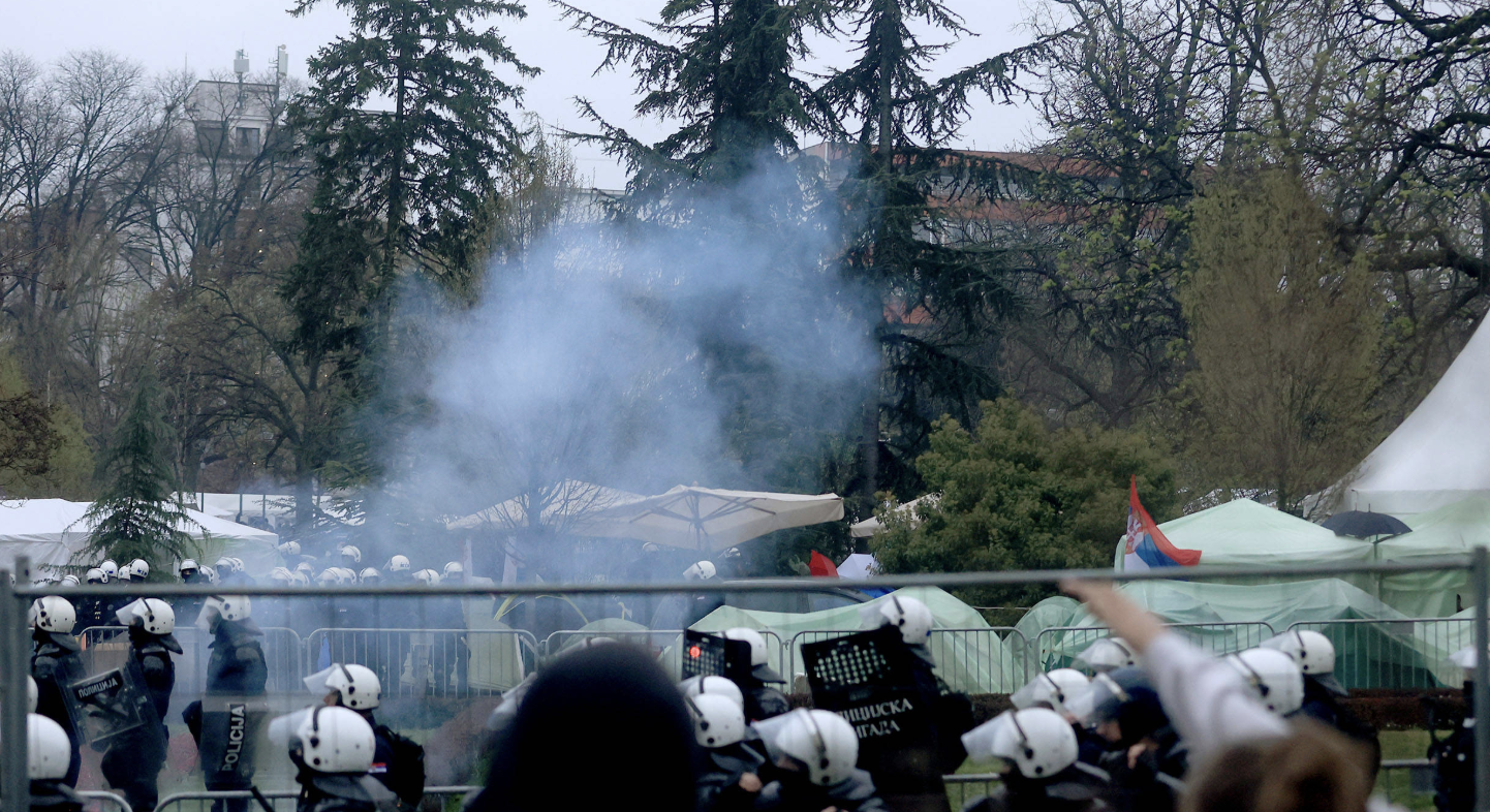 Протестующие в Белграде начали использовать пиротехнику