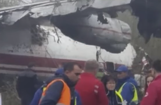 Видео с места крушения самолета Ан-12 на Украине появилось в Сети
