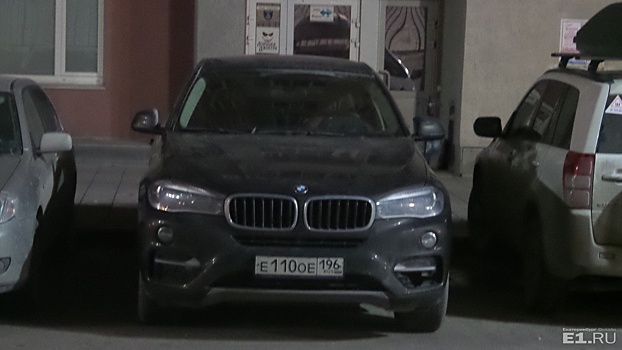 У Центрального стадиона спецслужбы искали бомбу в припаркованном BMW X5
