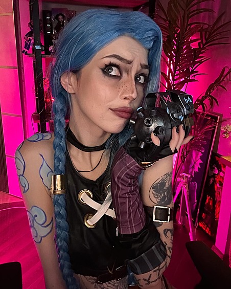 Несмотря на огромную популярность в геймерской тусовке, Юлия учебу не забросила и имеет диплом магистра. 