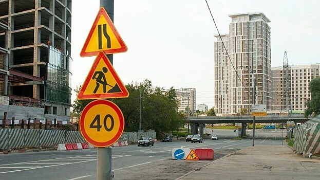 Дорожный знак едва не убил пешехода в Петербурге