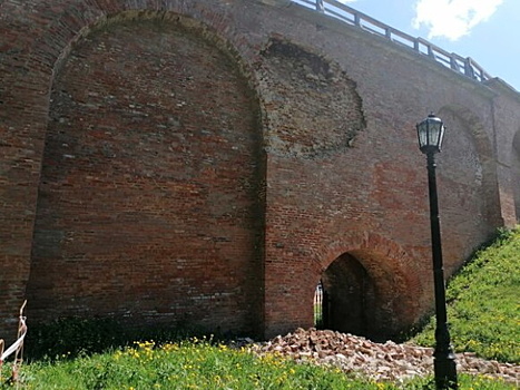 В Новгородском кремле обрушилась часть стены