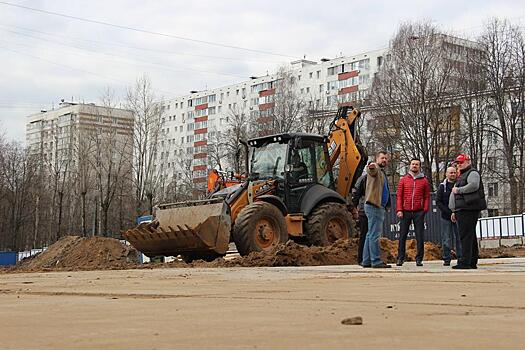 Депутат Семенников провел контроль стройки в Зюзине