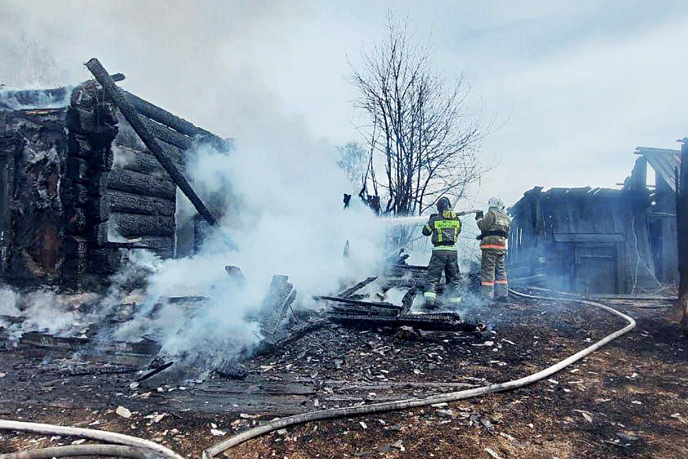 В Красноярском крае три человека погибли при возгорании сельского дома