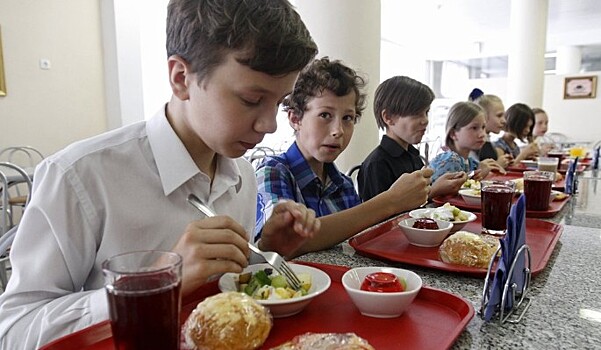 Школьная еда 2.0: рестораны, безналичный расчет и правильное питание