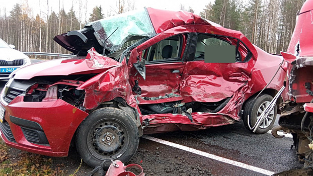 Водитель иномарки погиб после столкновения с грузовиком на вологодской трассе