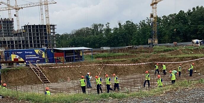 Бойцы студотрядов из Ростова, Новочеркасска и Зернограда строят в Донской столице жилой дом