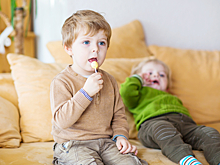 Психолог рассказал, как без ссор ограничить ребенка в сладком