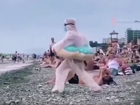 В Сочи отдыхающая отправилась купаться в противокоронавирусной экипировке: видео