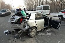 В Красноярске столкнулись иномарка, КамАЗ и пассажирский микроавтобус
