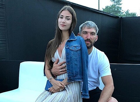 Жена Овечкина опубликовала фото пары на яхте во время отпуска в Италии