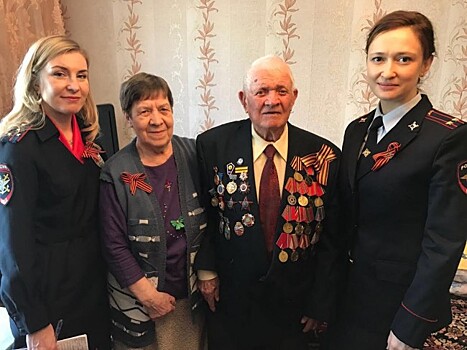 Сотрудники линейного отдела МВД России в аэропорту Внуково поздравляют ветеранов с Днем Победы!