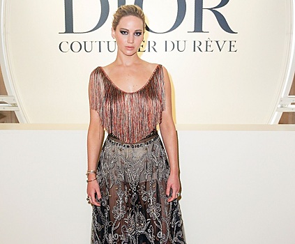 Дженнифер Лоуренс в прозрачной юбке и боксерах Dior на вечеринке бренда в Париже