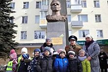 В Архангельске прошел митинг у обновленного памятника Юрию Гагарину