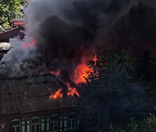 В центре Оренбурга горит несколько домов на переулке Почтовом
