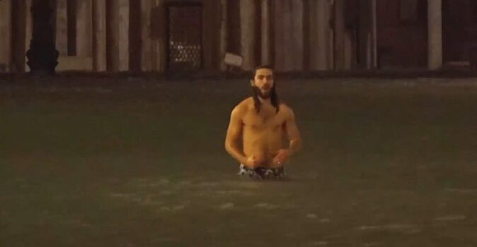 Плавают на площади Сан-Марко: туристов не возмутило наводнение в Венеции