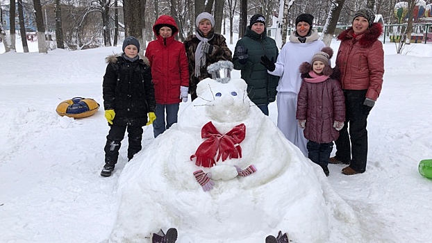 Снежная свинка и ледяной ковбой «поселились» в Кремлевском саду Вологды