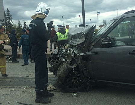 За рулем внедорожника, устроившего смертельное ДТП у Моста влюбленных, находился известный бизнесмен