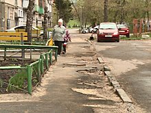 Тротуар на улице Карпинского стал травмоопасным для пешеходов