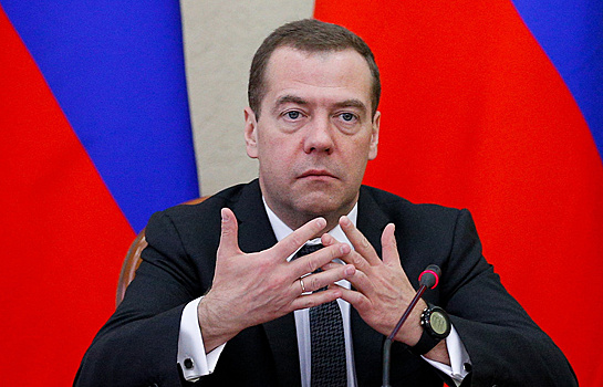 Медведев поручил продлить продэмбарго