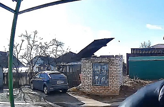 Сильный ветер снес крышу с местного теплопункта в Семенове