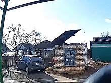 Сильный ветер снес крышу с местного теплопункта в Семенове