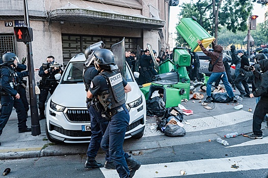 Сотни тысяч протестующих вышли на улицы во Франции