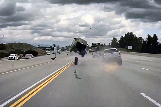 Kia Soul взлетел в воздух после столкновения с оторвавшимся колесом попутки