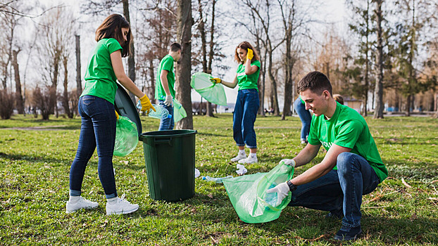 Разбирать свалки и сажать деревья: кому не платят за работу