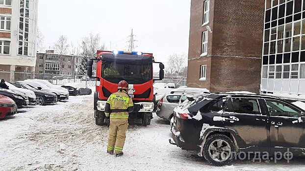 Машины и неубранный снег мешают проезду пожарной техники во дворах Вологды